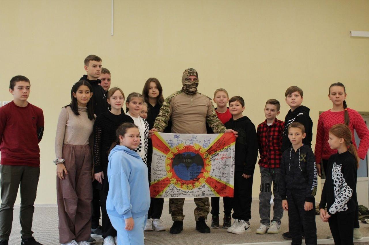 В День народного единства России, учащиеся нашей школы встретились с основателем военно-волонтерской группы &quot;ПоZыVнOй036&quot;..